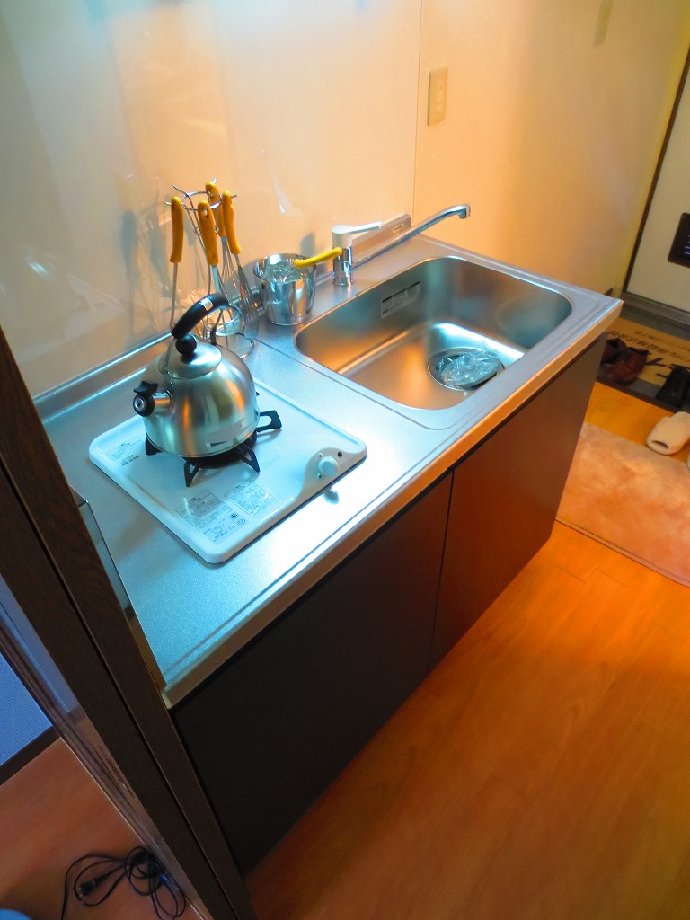 Kitchen. 1-neck is with a gas stove