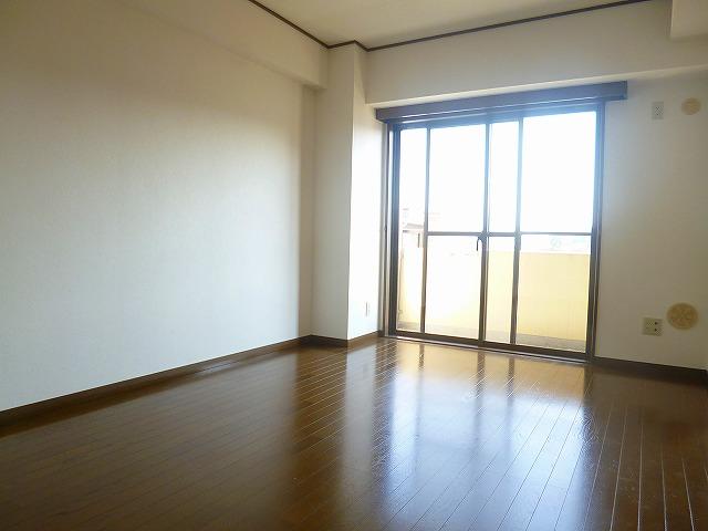 Living. Bright room in the southeast direction.