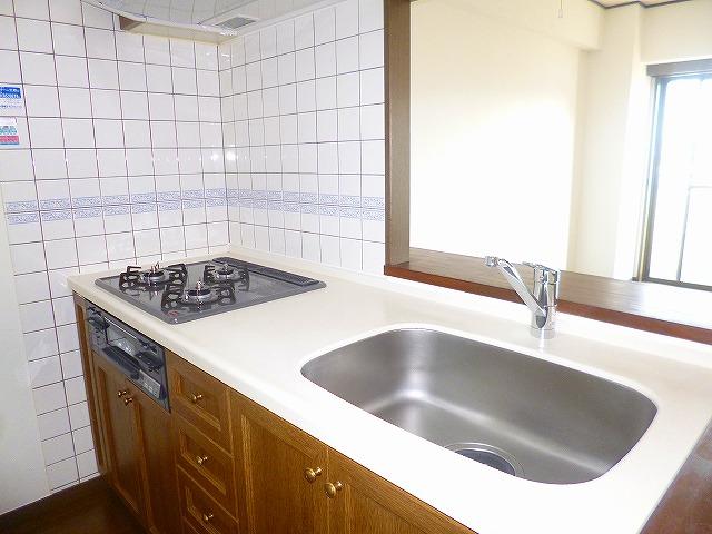 Kitchen. 3-burner stove in the kitchen.