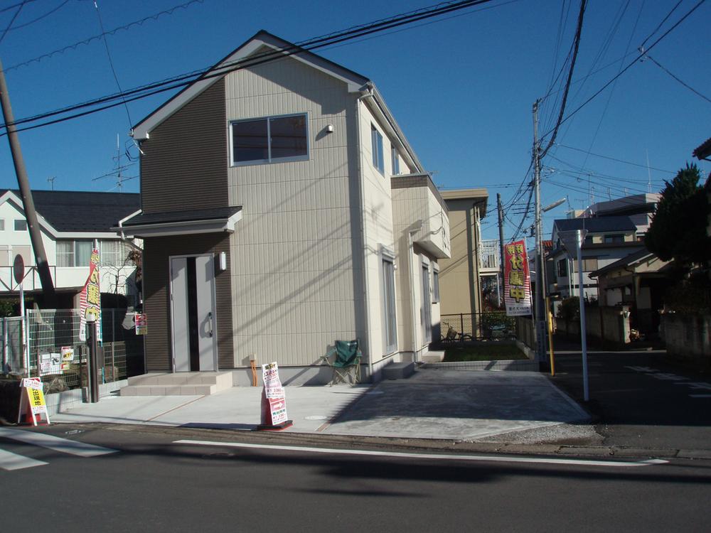 Local photos, including front road. Local (12 May 2013) Shooting