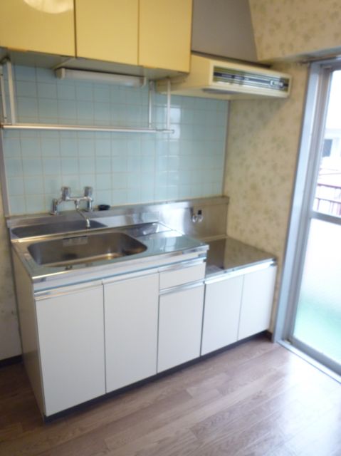 Kitchen. Two-burner gas stove can be installed