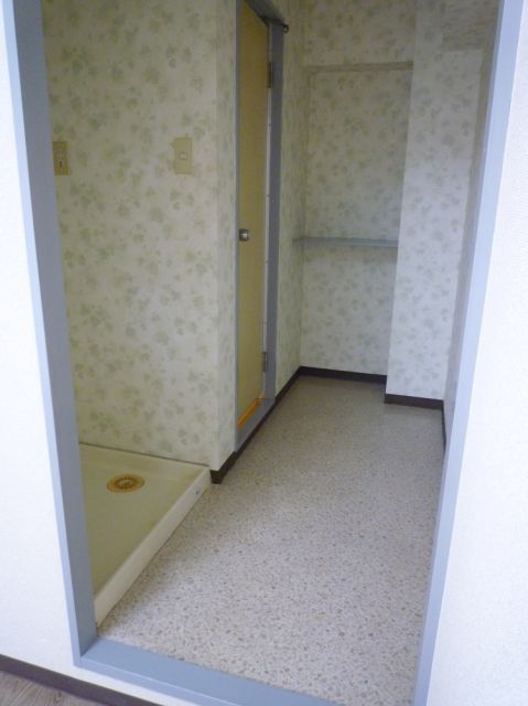 Other room space. Waterproof bread with a Laundry Area