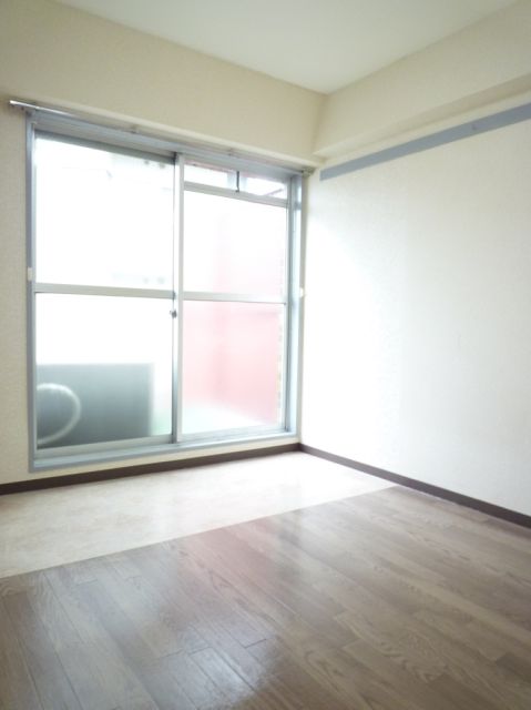 Living and room. Also good day in the upper floor