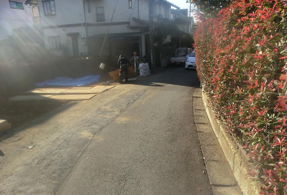 Local photos, including front road. Local (12 May 2013) Shooting