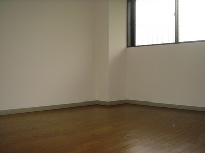 Living and room. Aisle Western-style!