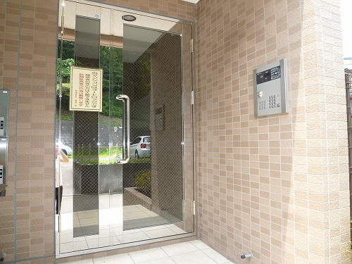 Entrance. Auto is with a lock