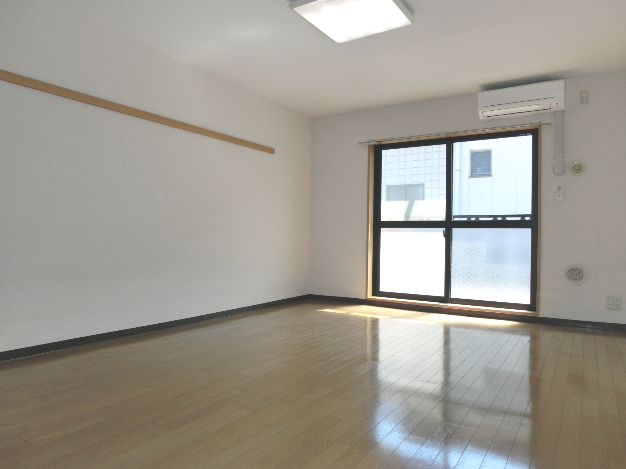 Living and room. Spacious floor plan