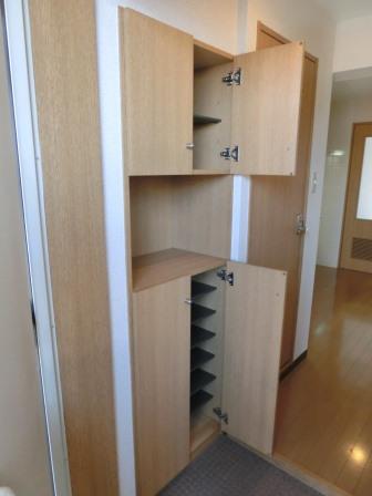 Entrance. Excellent storage capacity!