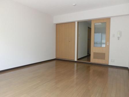 Living and room. 10 is a mat of Western-style