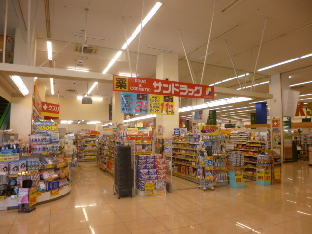 Dorakkusutoa. San 556m to drag (drugstore)