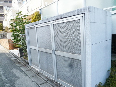 Other common areas. Garbage is yard