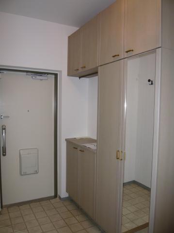 Entrance. Entrance storage has been fixtures.