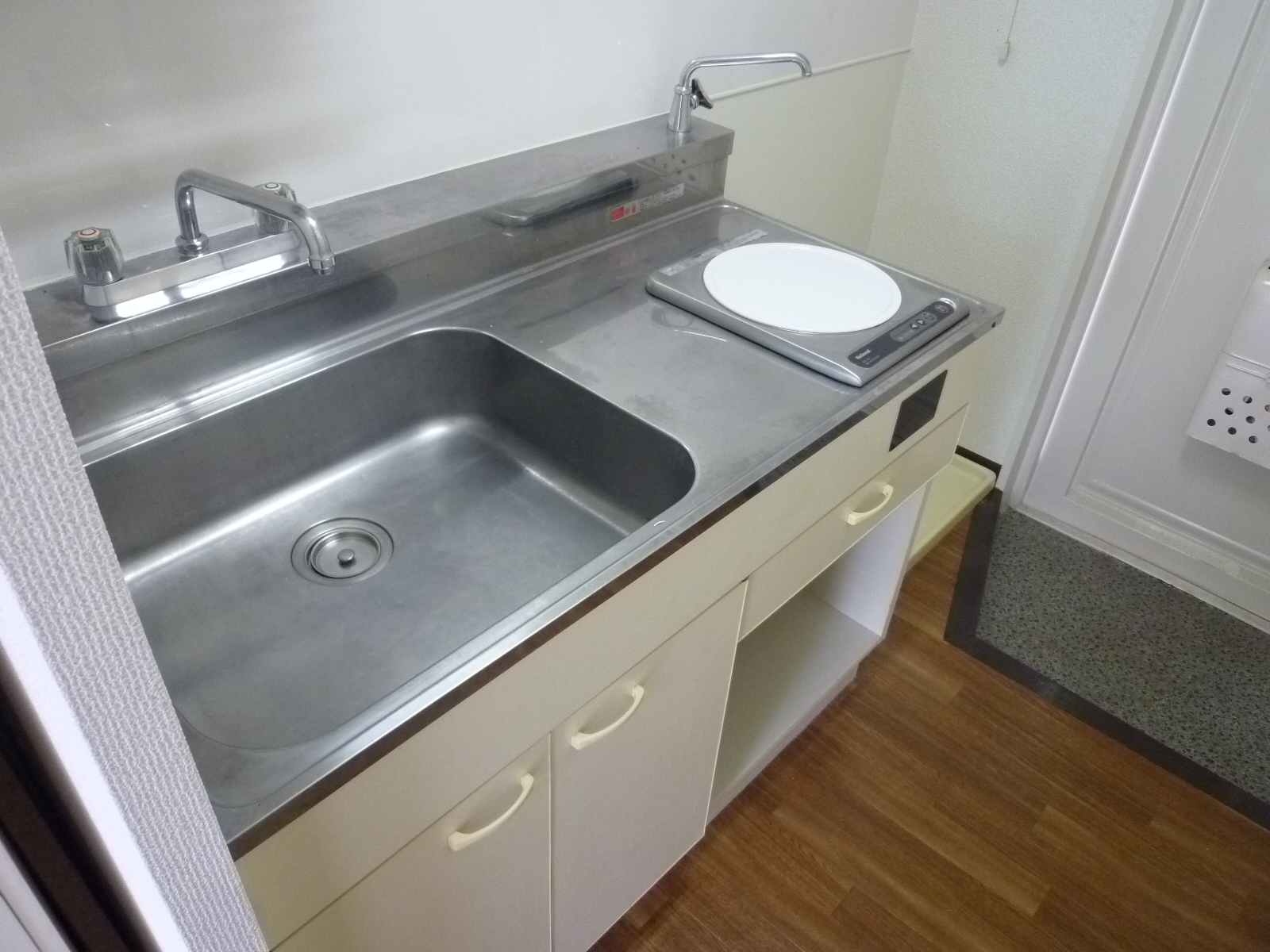 Kitchen. IH with stove!