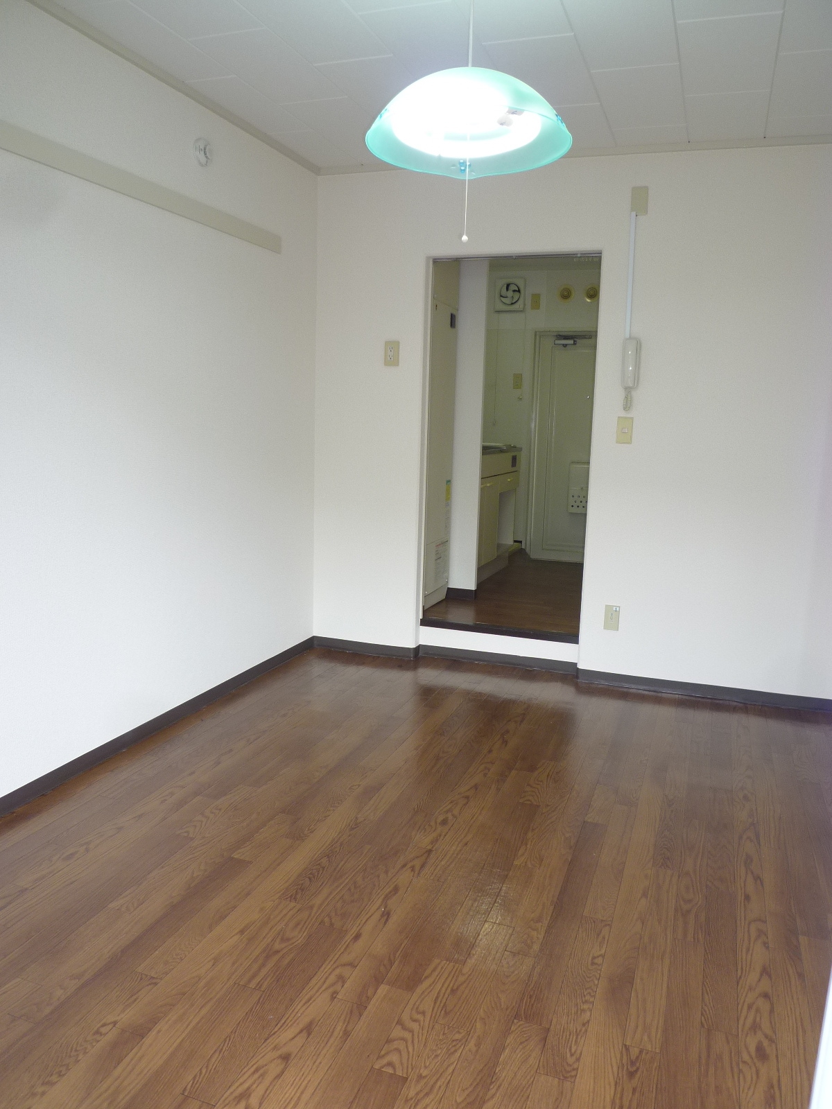 Living and room. Room from window side ・ Overlooking the kitchen.