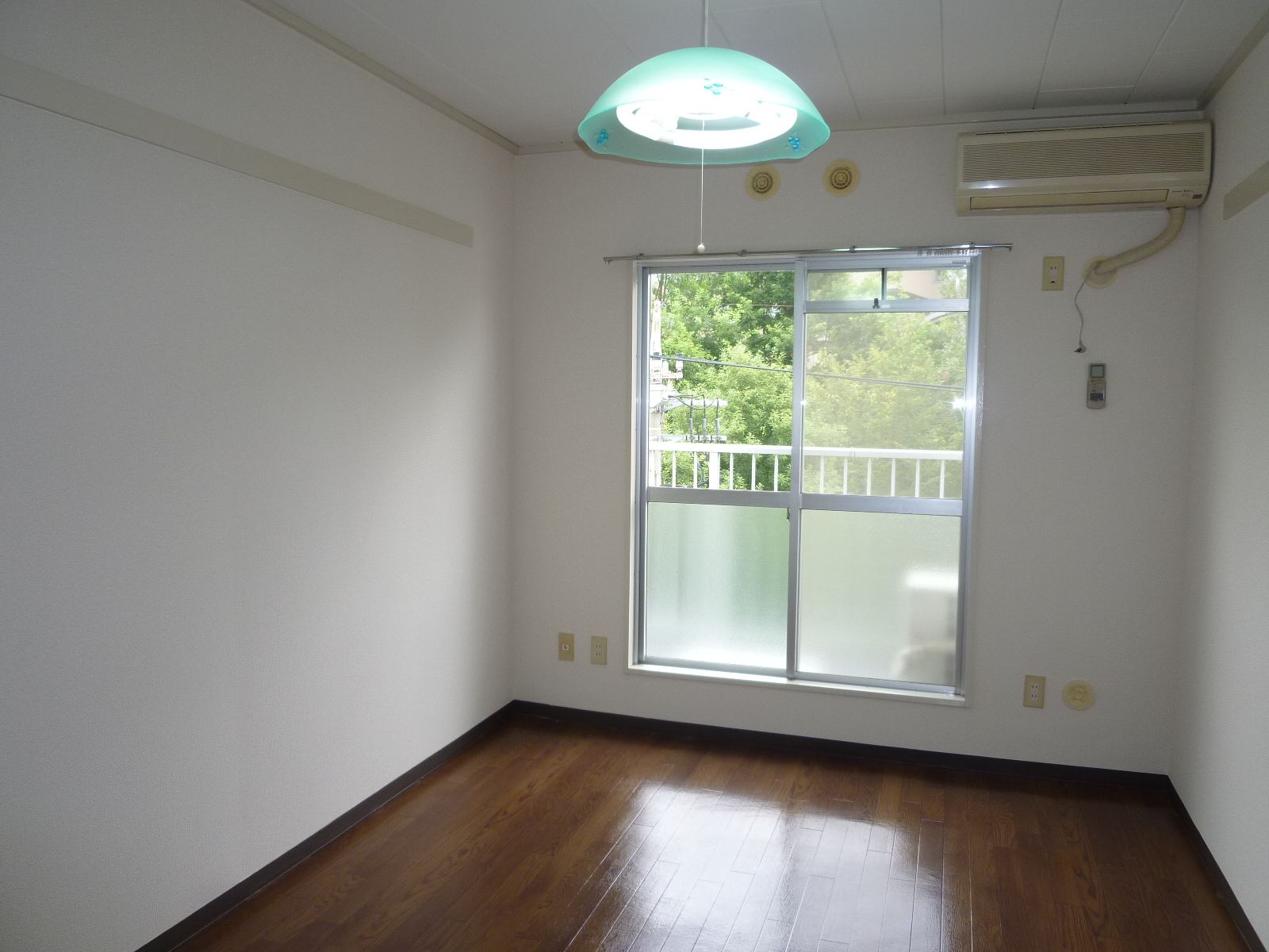 Living and room. A bright room!