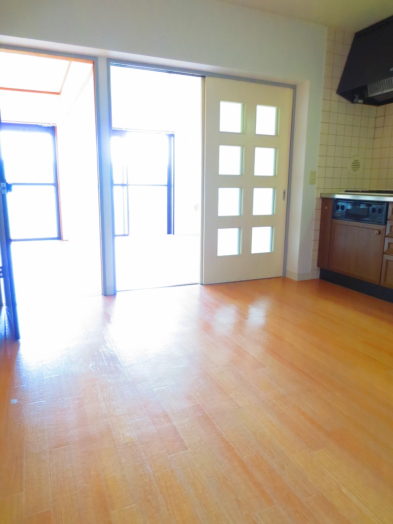 Living and room. It becomes lattice door for daylighting ☆ 