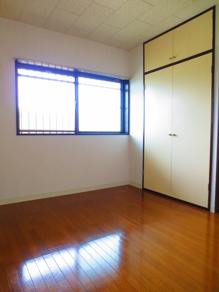 Living and room. Storage is with upper closet ☆ 