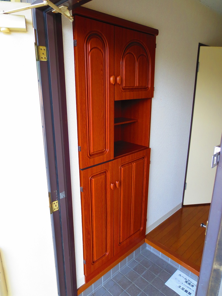 Entrance. Respectable with a shoe box