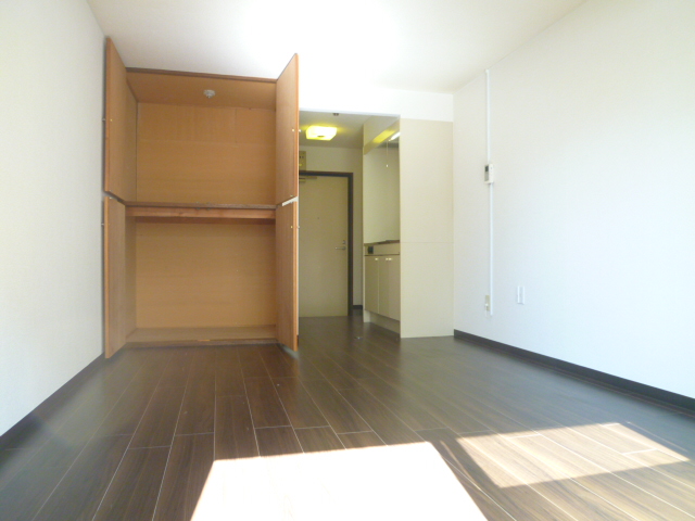 Living and room. It is very bright 6 quires Western-style