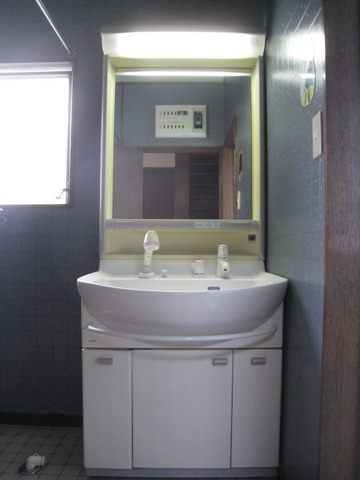 Washroom. Wash basin