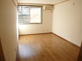 Living and room. B / T another property