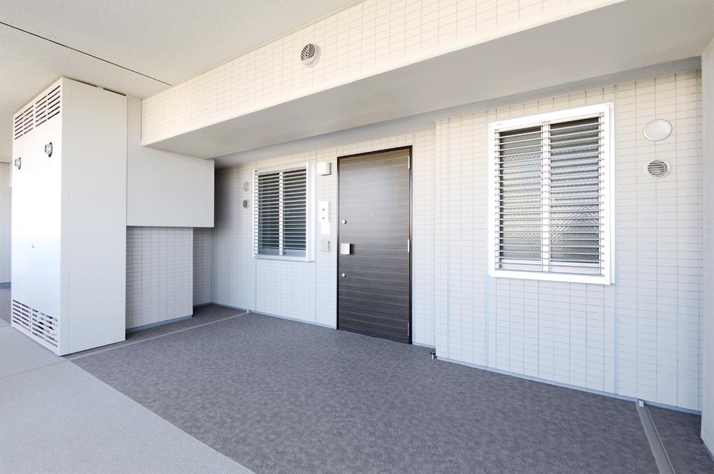 Entrance. Local (11 May 2013) Shooting