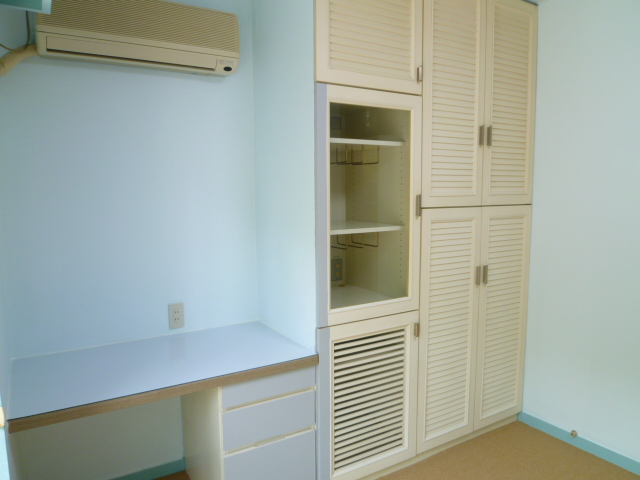 Living and room. Is a desk and closet