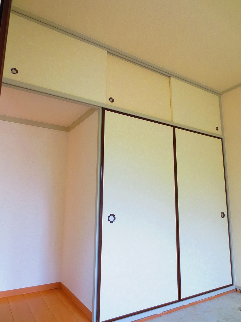 Receipt. Closet a lot of between the upper closet and 1 minute