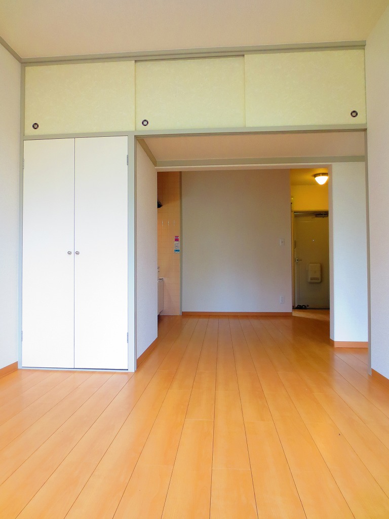 Receipt. Abundant storage convenient upper closet ☆