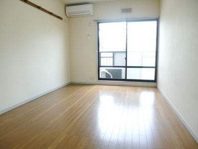 Living and room. Good per positive Western-style