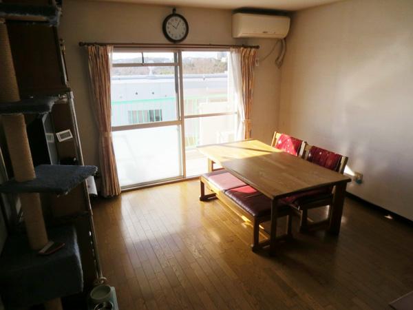 Living. Good per Tamehi of south-facing angle room.