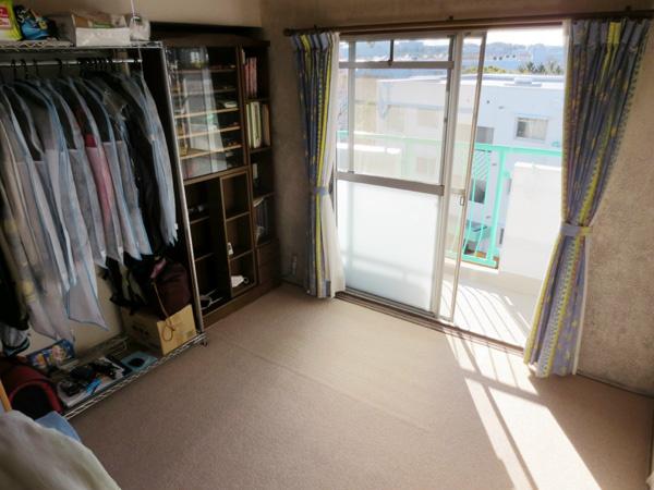 Non-living room. It will be on the south side Japanese-style room 6 quires. Good per yang. It is your pulling the rug.