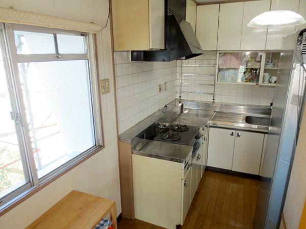Kitchen. Kitchen is an easy-to-use L-shaped. Bright have windows in the kitchen next to.