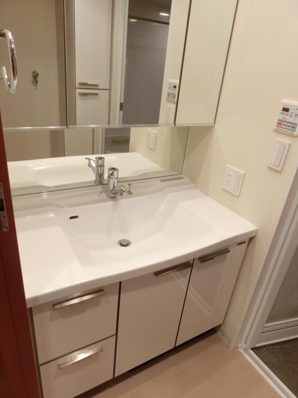 Wash basin, toilet. Indoor (12 May 2013) Shooting