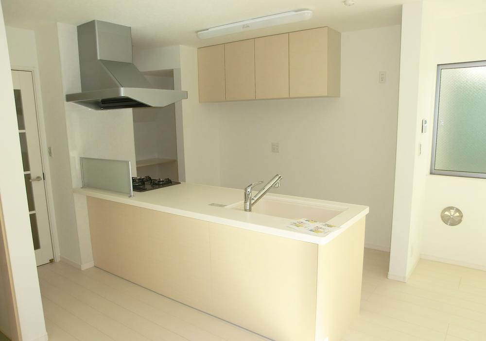 Same specifications photo (kitchen). Open cafe style kitchen