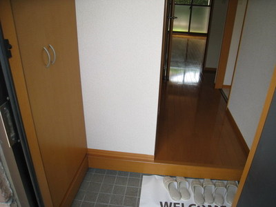 Entrance. Entrance neat with a shoebox