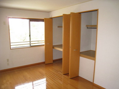 Living and room. Clean also the room in storage spread