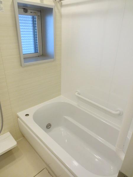 Bathroom. It is a bathroom with windows. 1317 is the size.