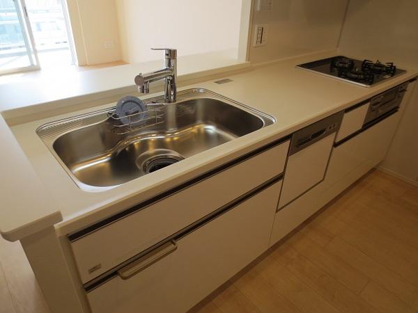 Kitchen. 2 along the line more accessible 						 / 							Fiscal year Available 						 / 							Facing south 						 / 							System kitchen 						 / 							Bathroom Dryer 						 / 							Yang per good 						 / 							Share facility enhancement 						 / 							All room storage 						 / 							A quiet residential area 						 / 							top floor ・ No upper floor 						 / 							High floor 						 / 							Mist sauna 						 / 							Washbasin with shower 						 / 							Face-to-face kitchen 						 / 							Security enhancement 						 / 							Self-propelled parking 						 / 							Barrier-free 						 / 							South balcony 						 / 							Bicycle-parking space 						 / 							Elevator 						 / 							Otobasu 						 / 							High speed Internet correspondence 						 / 							Warm water washing toilet seat 						 / 							TV monitor interphone 						 / 							Leafy residential area 						 / 							Ventilation good 						 / 							All living room flooring 						 / 							Good view 						 / 							Dish washing dryer 						 / 							water filter 						 / 							Pets Negotiable 						 / 							Located on a hill 						 / 							Floor heating 						 / 							Delivery Box 						 / 							Kids Room ・ nursery