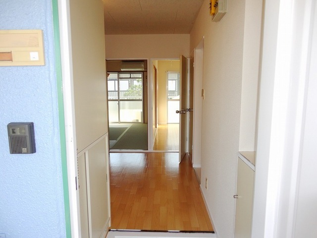 Entrance. Appearance from the front door