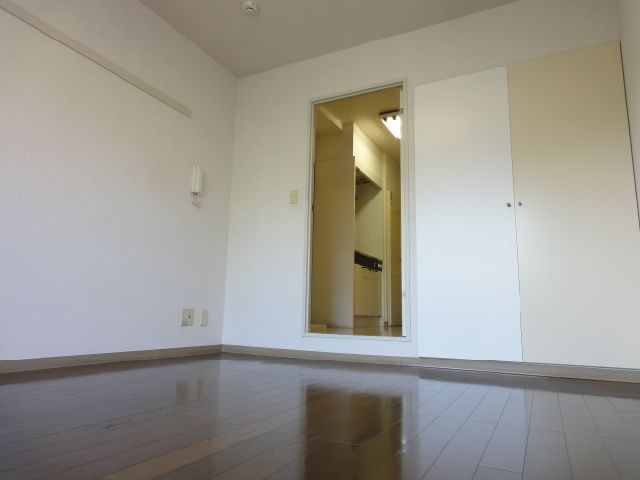 Living and room. There is a feeling of cleanliness in white cloth! 