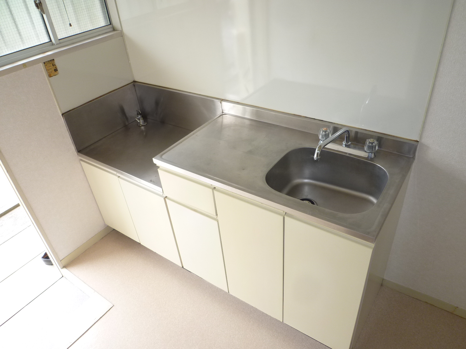 Kitchen. Gas stove can be installed! 