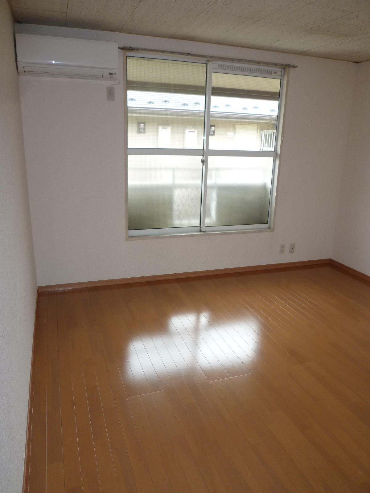 Living and room. Western-style 7 Pledge flooring! 