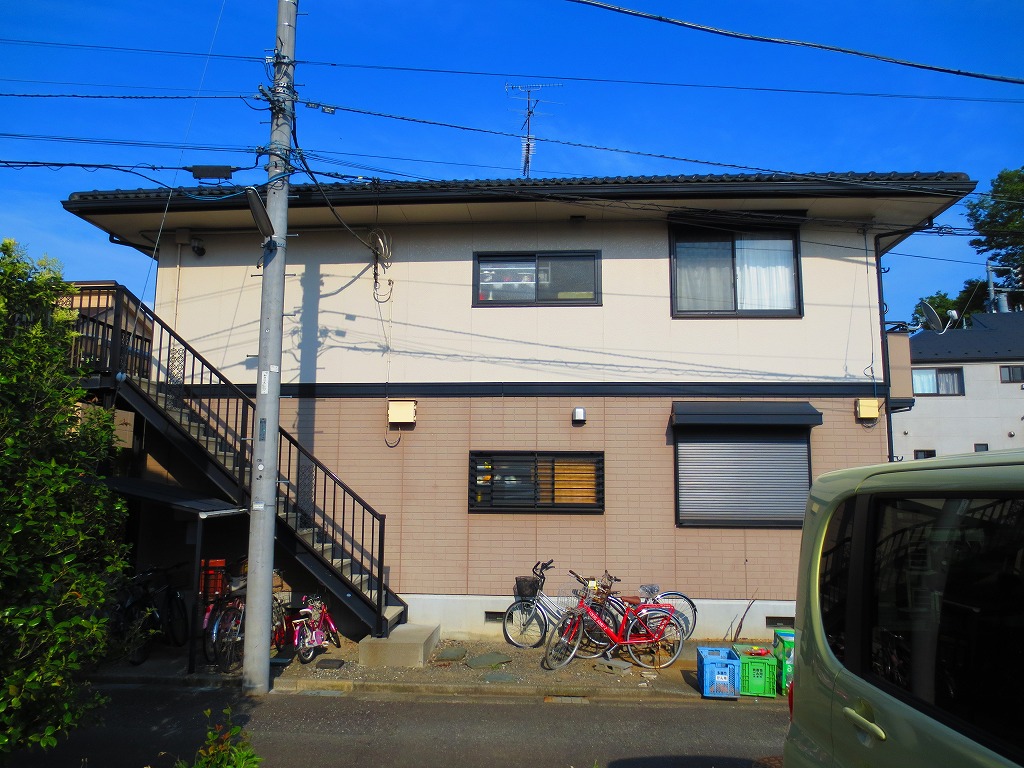 Building appearance. Thank bus service