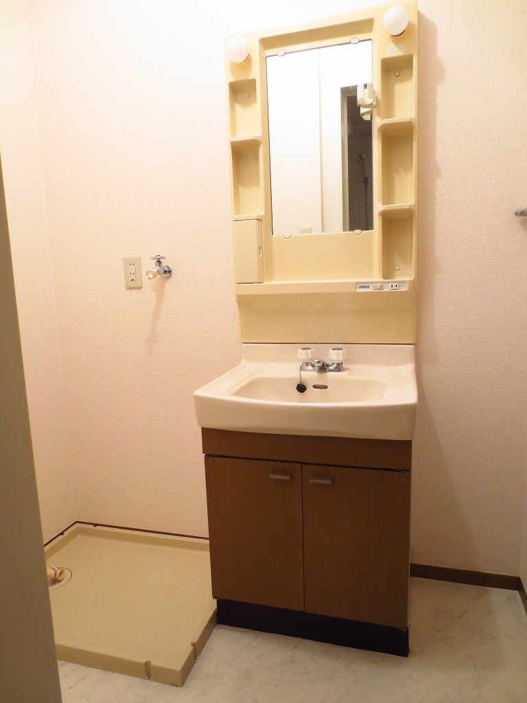 Washroom. There yard waterproof bread with in-room washing machine