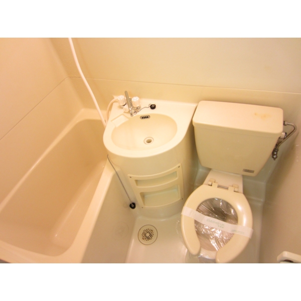 Bath. Compact three-point unit!