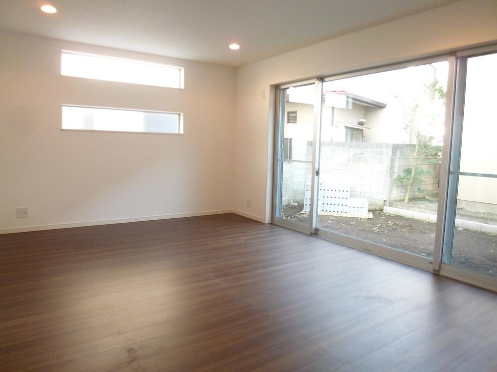 Living. Wide sash with electric shutter