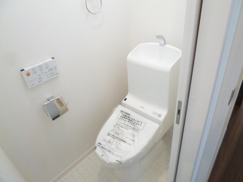 Toilet. Indoor (11 May 2013) Shooting