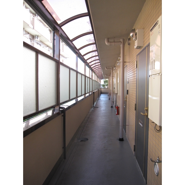 Other common areas. Shared hallway. Surprisingly important roofed. Not wet in the rain.