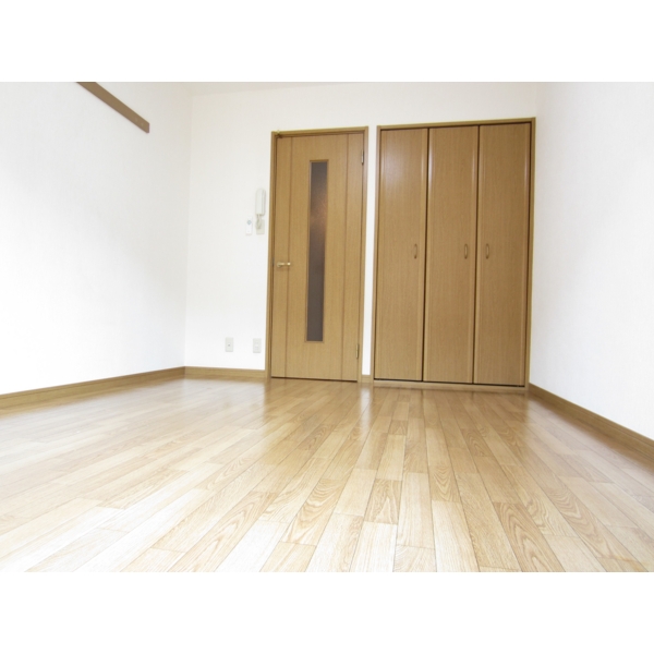 Living and room. Spacious of 7 quires Western-style. Easy to the arrangement of the furniture.